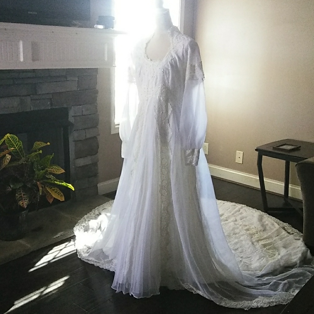 Vintage Off-White Wedding Dress - Picture 1 of 14